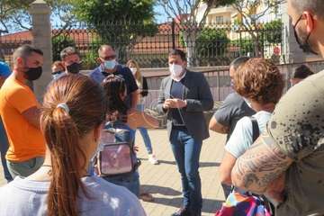 Protesta de los trabajadores del Paco Artiles y encuentro al aire libre con el alcalde en Arnao/TA.